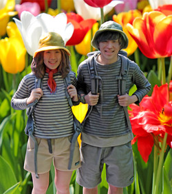 18_couple_spring_tulips_logo